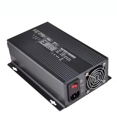 Μέγιστο ρεύμα εισόδου 30A Ηλιακό φορτιστή μπαταρίας ιδανικό για απομακρυσμένες ηλιακές εγκαταστάσεις που προσφέρουν και λειτουργία χωρίς συντήρηση