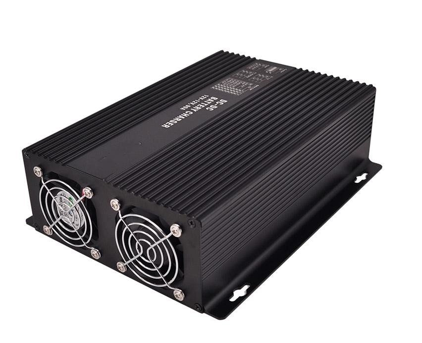 12V 30A DC φορτιστή μπαταρίας με 390W Pvmax Αντίστροφη προστασία από πολικότητα Ανερόστεγος βαθμός IP20/IP65